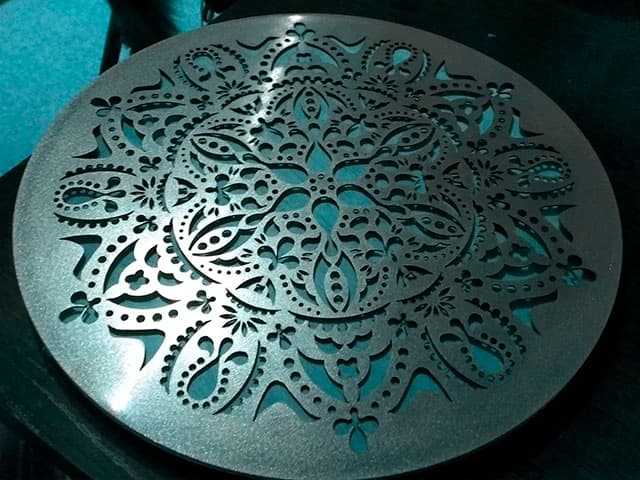 круглая металлическая заготовка с лазерной резкой