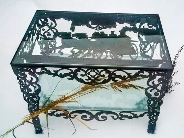 красивый столик с узорами